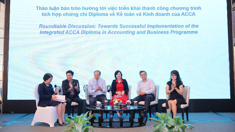 সম্মেলনের কাঠামোর মধ্যে প্রতিনিধিরা একটি গোলটেবিল আলোচনায় অংশগ্রহণ করেন। 79ada47f5bd4d68a8fc5-4398.jpg