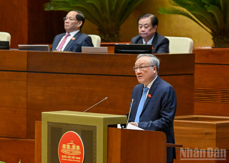 El viceprimer ministro permanente, Nguyen Hoa Binh, presenta el informe. (Foto: Thuy Nguyen) ndo_br_chi-5105.jpg