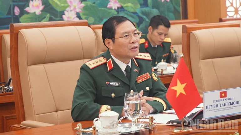 General Nguyen Tan Cuong speaks at the talks. (Photo: TRUNG HUNG) ndo_br_dsc03542-1430.jpg