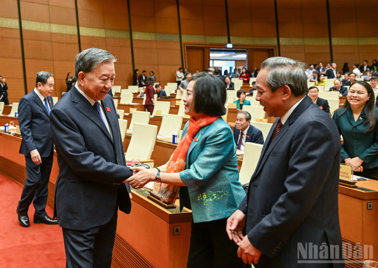 Setiausaha Agung Kepada Lam dan perwakilan yang menghadiri persidangan itu. (Foto: DUY LINH) ndo_br_bnd-5357.jpg