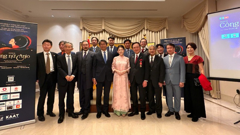 ບັນດາຜູ້ແທນ ແລະ ພະນັກງານການຜະລິດເຂົ້າຮ່ວມພິທີ. (ພາບ: ສະໝອງ) 899d91caccc7-5625.jpg