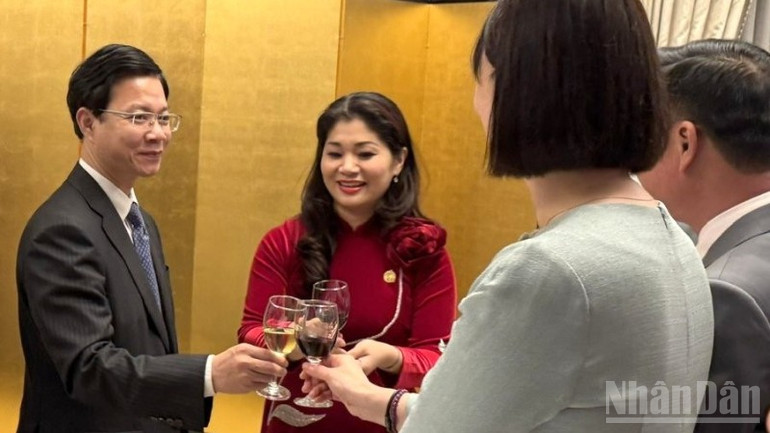 Ministrul adjunct de externe, Ngo Le Van, și alți delegați ridică un pahar pentru a celebra noile etape importante în relațiile Vietnam-Japonia. (Foto: Trung Hung) ndo_br_z7313948171705-e54438aea4b32becd7d4b50f0b527f0a-8711.jpg