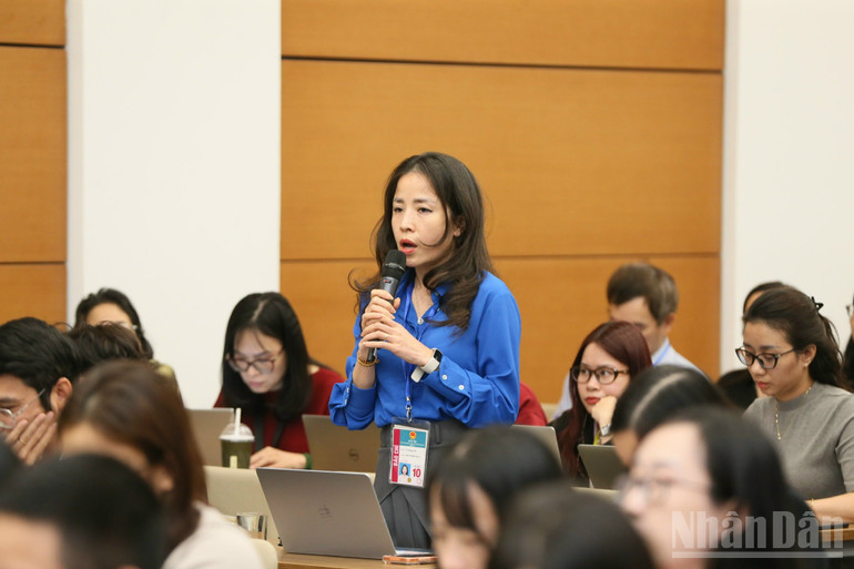 Journalister fra nyhetsbyråer og aviser stilte spørsmål til tjenestemennene som ledet pressekonferansen. (Foto: DUY LINH) ndo_br_img-20251211-163347.jpg