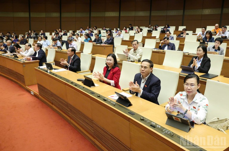 Ledamöter från nationalförsamlingen deltar i mötet. (Foto: DUY LINH) ndo_br_img-20251210-151947.jpg