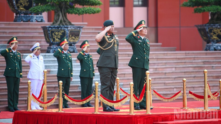 Đại tướng Nguyễn Tân Cương chủ trì lễ đón chính thức Tư lệnh Quân đội Hoàng gia Brunei Dato Paduka Seri Haji Muhammad Haszaimi Bin Bol Hassan. (Ảnh: THẾ ĐẠI) ndo_br_bqp-gap-bru-9425-880.jpg