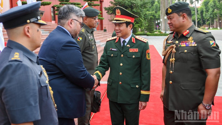 Đại tướng Nguyễn Tân Cương chào mừng Tư lệnh Quân đội Hoàng gia Brunei và các thành viên trong đoàn thăm chính thức Việt Nam. (Ảnh: THẾ ĐẠI) ndo_br_bqp-gap-bru-9706-1916.jpg