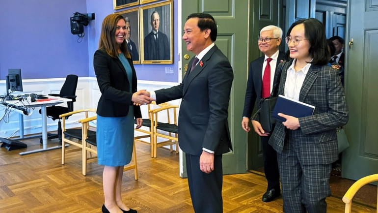 Phó Chủ tịch Quốc hội Nguyễn Khắc Định gặp Chủ tịch Ủy ban Kinh tế-thương mại Quốc hội Đan Mạch Louise Elholm. (Ảnh: daibieunhandan.vn)