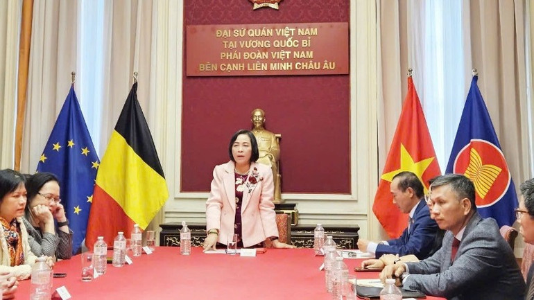 Phó Chủ tịch Quốc hội Nguyễn Thị Thanh và Đoàn đại biểu Quốc hội Việt Nam thăm trụ sở Đại sứ quán Việt Nam tại Bỉ, Phái đoàn Việt Nam bên cạnh Liên minh châu Âu. (Ảnh: daibieunhandan.vn) img-0073-2592.jpg