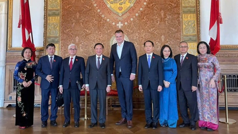 Phó Chủ tịch Quốc hội Nguyễn Khắc Định và Đoàn đại biểu Quốc hội Việt Nam chụp ảnh lưu niệm với Thị trưởng thành phố Copenhagen Lars Weiss. (Ảnh: daibieunhandan.vn)