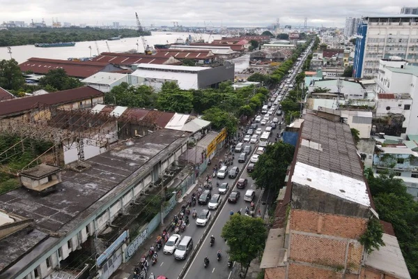 Tiểu khu Cảng Quận 4 (cảng Nhà Rồng-Khánh Hội) tọa lạc ở trung tâm thành phố, có vị trí đặc biệt tiếp giáp đường Nguyễn Tất Thành hiện nay lưu thông đi lại chật hẹp cần được quy hoạch và nâng cấp. (Ảnh: VÕ LÊ)