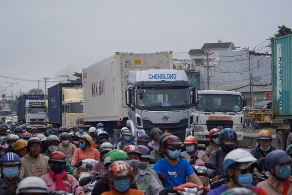 Đường Nguyễn Thị Định dẫn vào cảng Cát Lái thường xuyên quá tải phương tiện, gây ra rủi ro cao cho người lưu thông. (Ảnh: VÕ LÊ)