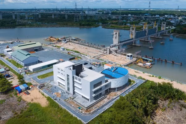 Cống ngăn triều Mương Chuối thuộc dự án giải quyết ngập do triều khu vực Thành phố Hồ Chí Minh (ảnh: VÕ LÊ)