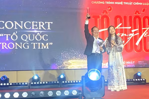 Tạp chí Đẹp đã vinh danh và trao giải cho concert "Tổ quốc trong tim" do Báo Nhân Dân phối hợp Ủy ban nhân dân thành phố Hà Nội tổ chức. (Ảnh: QUÝ HIỀN)