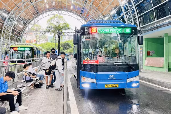 Người dân thành phố lựa chọn đi xe buýt tăng cao từ ngày 1/7, khi Thành phố Hồ Chí Minh miễn vé xe buýt trên 134 tuyến. (Ảnh: QUÝ HIỀN)