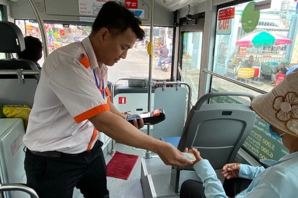 Hành khách đi các tuyến xe buýt điện trên địa bàn Thành phố. (Ảnh: QUÝ HIỀN)