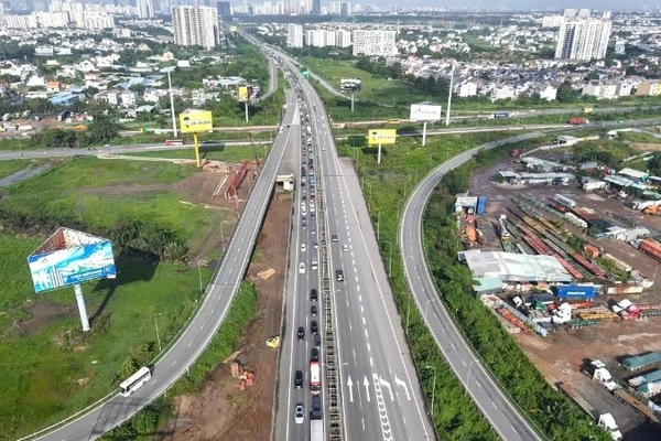 Tuyến cao tốc Thành phố Hồ Chí Minh-Long Thành thường xuyên quá tải nên Thành phố cần có các hình thức giao thông đa phương thức kết nối Thành phố Hồ Chí Minh với các tỉnh, trong đó có Đồng Nai. (Ảnh: QUÝ HIỀN)