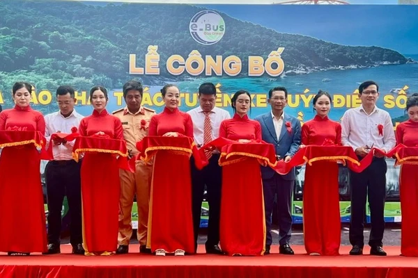 Tuyến xe buýt điện 173 (Trung tâm Côn Đảo-Cỏ Ống) chính thức vận hành ở đặc khu Côn Đảo từ ngày 25/12, giúp bảo vệ Côn Đảo "xanh", giảm phát thải. (Ảnh: VÕ LÊ)