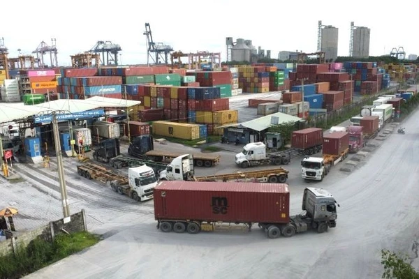 Chuyên chở hàng hóa ra vào cảng ở Thành phố Hồ Chí Minh (Ảnh: QUÝ HIỀN)