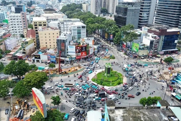Thi công di dời hạ tầng kỹ thuật tuyến Metro số 2 Bến Thành-Tham Lương, đoạn qua công trường Dân Chủ. (Ảnh: QUÝ HIỀN)