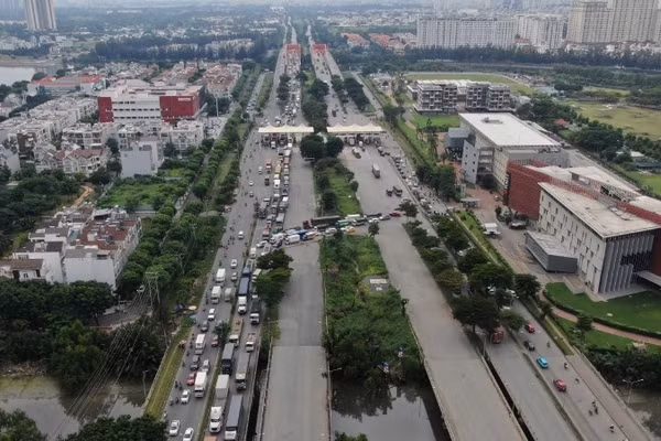 Nhà đầu tư đề xuất xây dựng dọc Vành đai 2 phía nam (đại lộ Nguyễn Văn Linh) nhằm tăng năng lực giao thông cho khu nam Thành phố Hồ Chí Minh (Ảnh: VÕ LÊ)