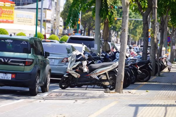 Vỉa hè nhộn nhịp trên một tuyến đường ở phường Vũng Tàu. (Ảnh: VÕ LÊ)