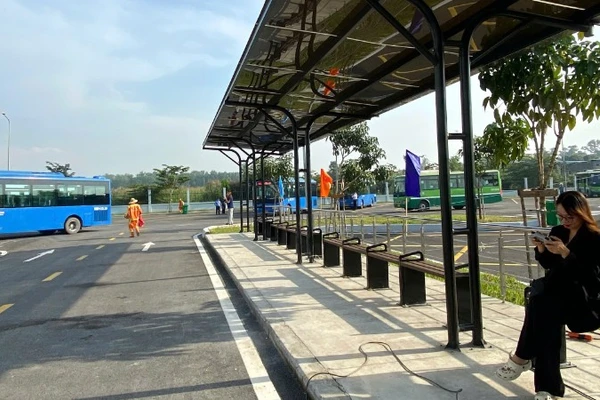 Bến xe buýt Lê Minh Xuân tại xã Bình Lợi (huyện Bình Chánh cũ) rộng 14.000m2, trang bị tiện nghi đầy đủ phục vụ hành khách đi xe buýt (Ảnh: QUÝ HIỀN)