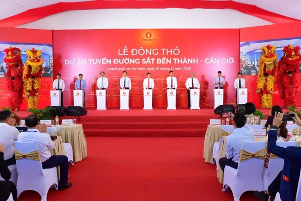 Đồng chí Trần Lưu Quang, Bí thư Trung ương Đảng, Bí thư Thành ủy Thành phố Hồ Chí Minh tham dự Lễ động thổ tuyến Metro Bến Thành-Cần Giờ (ảnh: VÕ LÊ)