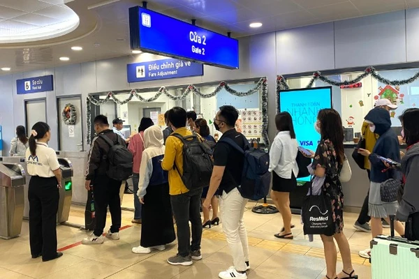 Hành khách chờ mua vé đi tuyến Metro số 1 Bến Thành-Suối Tiên. (Ảnh: VÕ LÊ)