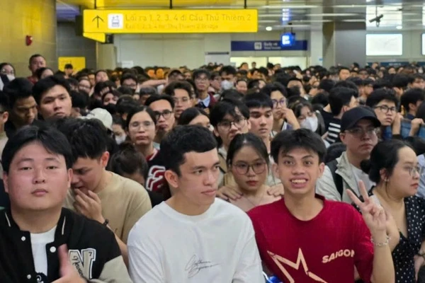 Hành khách đi tuyến Metro số 1 đón mừng năm mới 2026 (ảnh: VÕ LÊ)