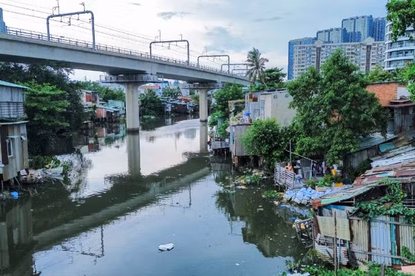 Rạch Văn Thánh thường xuyên bị ô nhiễm quanh năm, nước thải từ khu dân cư gây ô nhiễm môi trường. (Ảnh: THẾ ANH)