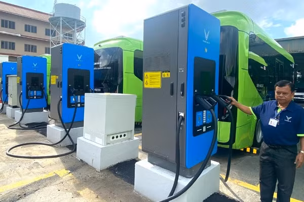 Một hệ thống trạm sạc điện tập trung của doanh nghiệp vận tải phục vụ phương tiện xe buýt. (Ảnh: QUÝ HIỀN)