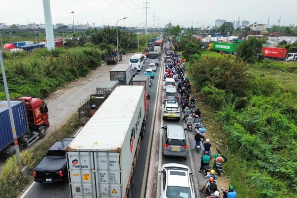 Sáng 11/2 (24 tháng chạp), cửa ngõ phía đông Thành phố Hồ Chí Minh ùn ứ nghiêm trọng vì người dân bắt đầu về quê đón Tết Bính Ngọ. (Ảnh: VÕ LÊ)