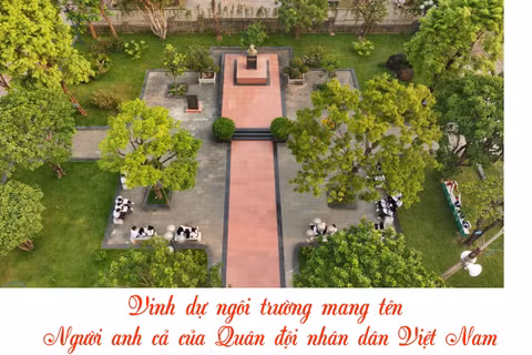 Học sinh quây quần trò chuyện dưới tán cây, hướng về tượng đài của Đại tướng Võ Nguyên Giáp trong khuôn viên trường.