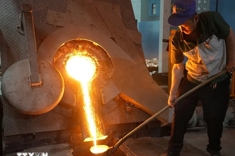 Công nhân làm việc tại nhà máy sản xuất đồng ở tỉnh Hà Bắc, Trung Quốc. (Ảnh: THX/TTXVN)