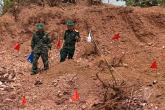 Lực lượng công binh tại hiện trường phát hiện bom.
