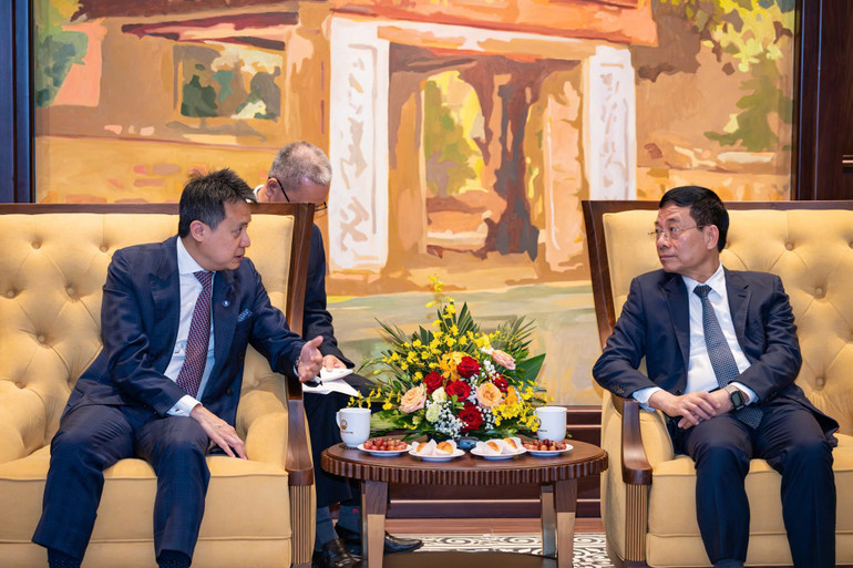 Bộ trưởng Khoa học và Công nghệ Nguyễn Mạnh Hùng và ông Daren Tang, Tổng Giám đốc WIPO trao đổi tại cuộc hội kiến. 2.jpg