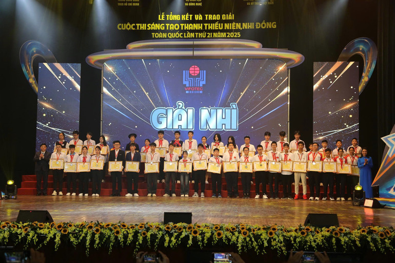 A Szervezőbizottság második díjat adott a nyertes szerzőknek. img-4017.jpg