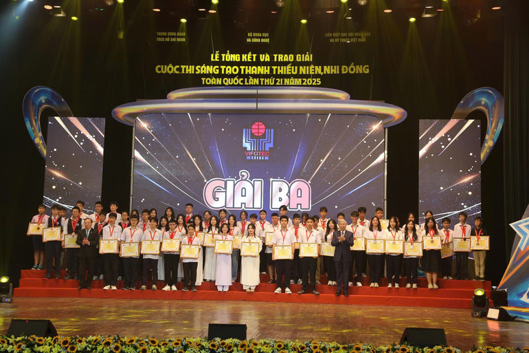 A Szervezőbizottság harmadik díjat ítélt oda a nyertes szerzőknek. img-4015.jpg