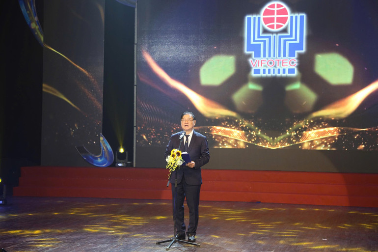 Dr. Phan Xuan Dung, a Vietnami Tudományos és Technológiai Egyesületek Uniójának elnöke, a VIFOTECH Alapítvány elnöke, a Verseny Irányító Bizottságának vezetője nyitotta meg az ünnepséget. img-4016.jpg