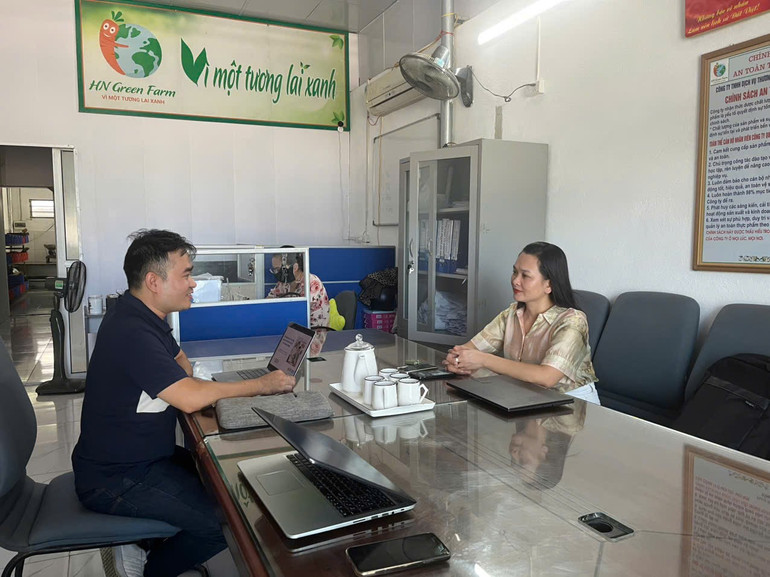 Fru Nguyen Thi Hoai, direktør for HN Green Farm, delte resultatene etter støtteprosessen. tra-viet-tu.jpg