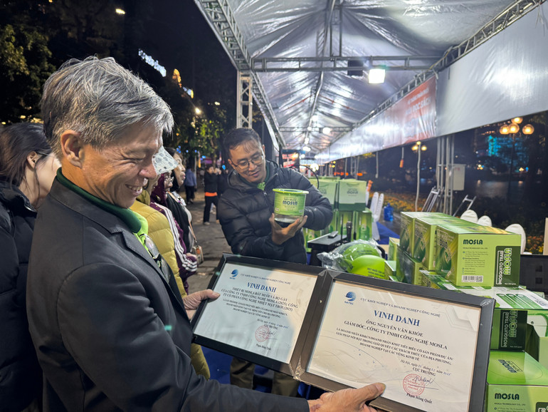 นายเหงียน วัน โค่ย รู้สึกยินดีเป็นอย่างยิ่งกับรางวัลที่มอบให้แก่ผลิตภัณฑ์อันโดดเด่นของเขา ซึ่งส่งผลดีต่อชุมชนและธุรกิจในเขตเศรษฐกิจโดยรอบ img-4712.jpg