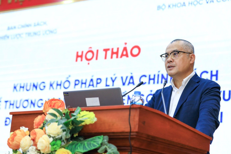 សមមិត្ត Pham Dai Duong សមាជិកគណៈកម្មាធិការមជ្ឈិមបក្ស អនុប្រធានគណៈកម្មាធិការគោលនយោបាយ និងយុទ្ធសាស្ត្រមជ្ឈិមបានថ្លែងនៅក្នុងសិក្ខាសាលានេះ។ img-2518.jpg