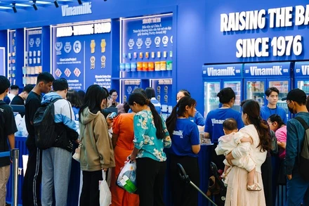 Gian hàng Vinamilk nổi bật, thu hút người tiêu dùng tại Hội chợ Mùa thu 2025. (Ảnh: Vi Nam)