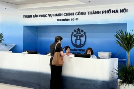 Người dân đến giải quyết thủ tục hành chính tại Trung tâm Phục vụ hành chính công, Chi nhánh số 01.