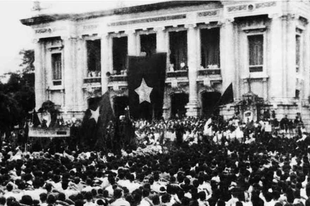 Ngày 19/8/1945, tại Quảng trường Nhà hát Lớn, hàng vạn người dân Thủ đô dự Lễ mít-tinh chào mừng Ủy ban Quân quản. (Ảnh: Tư liệu TTXVN)