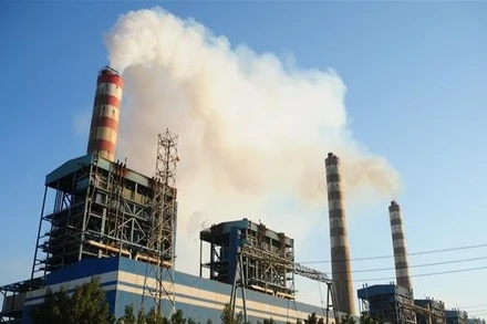 Khí thải phát ra từ một nhà máy điện ở tỉnh Wasit, Iraq. (Ảnh: THX/TTXVN)