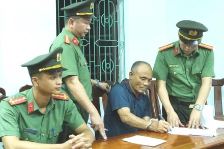 Tống đạt quyết định khởi tố bị can Phạm Viết Công.