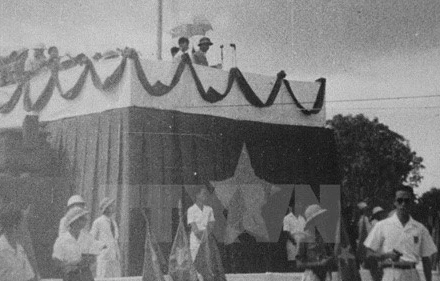 Chủ tịch Hồ Chí Minh đọc Tuyên ngôn Độc lập trong ngày 2/9/1945. (Ảnh: Tư liệu TTXVN)