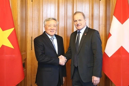 Phó Thủ tướng Thường trực Chính phủ Nguyễn Hòa Bình chào xã giao Chủ tịch Hạ viện Thụy Sĩ Pierre André Page. (Ảnh: VGP/Nguyễn Hoàng)