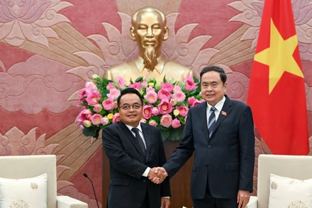 Chủ tịch Quốc hội Trần Thanh Mẫn và Chủ tịch Kiểm toán Lào Viengthavisone Thephachanh. (Ảnh: DUY LINH) 